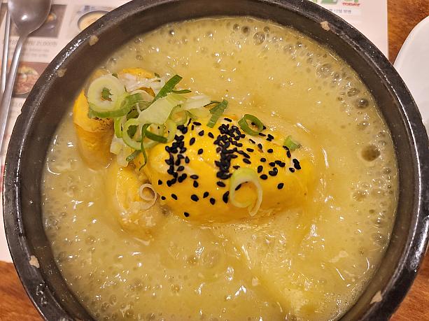 ここの参鶏湯はメシマコブ（桑黄）というキノコがスープに入っているのが売り！体にいいとか。スープが黄色くなってる～