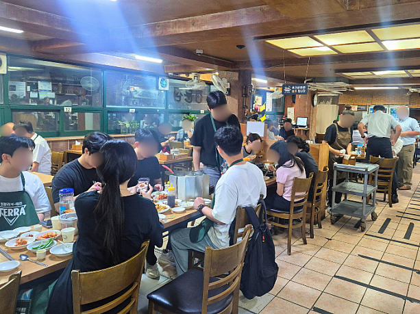 店内は、鶏料理を楽しむお客さんでいっぱいでした。