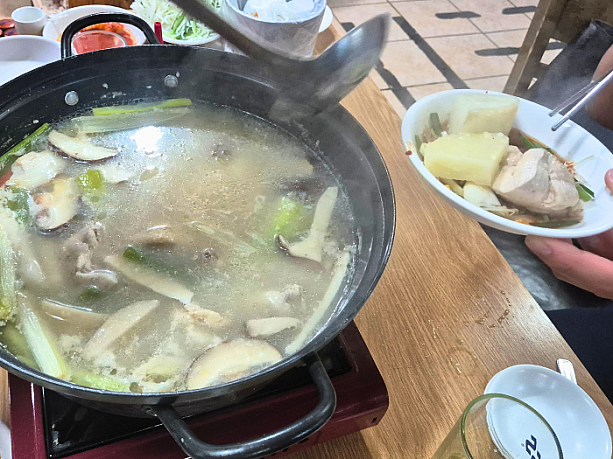 続いては「タッカンマリ（鶏一羽の水炊き）」。