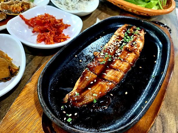 鉄板盛りの鰻。韓国式で刻みショウガをのっけて、エゴマの葉に包んでいただきます～。