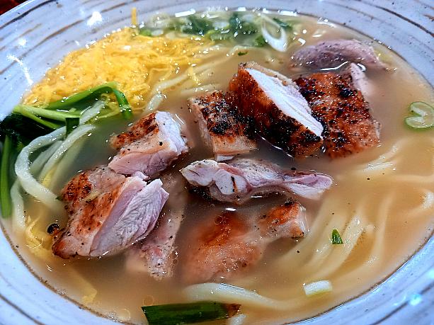 韓国の夏のスタミナ食として知られる参鶏湯（サムゲタン）屋さんはすごい行列だったので、鶏カルグクスにしてみました。<BE>鶏肉は食べやすい大きさにカット！