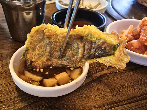エゴマの葉の肉包みチヂミ。エゴマの葉の香りとお肉の相性バッチリです。