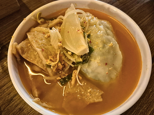餃子の中のジューシーな具材と韓国式オデンが塩味ベースのスープに深みを与え、韓国焼酎ととてもよく合いました！