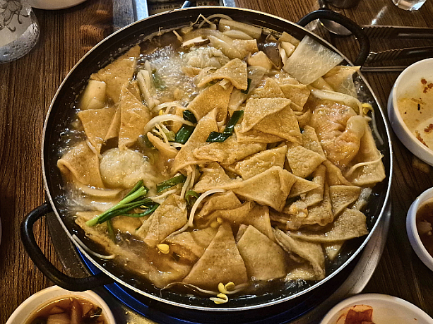 「マンドゥ（餃子）＆オデン鍋」。韓国式オデン（オムク）がたっぷりすぎてちょっとびっくり。
