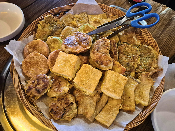 チヂミ盛り合わせを注文。豆腐府チヂミ、ホバク（韓国カボチャ）チヂミ、エリンギチヂミ、ソーセージチヂミ、白身魚チヂミなど、、バリエーションいっぱいのチヂミが登場です。