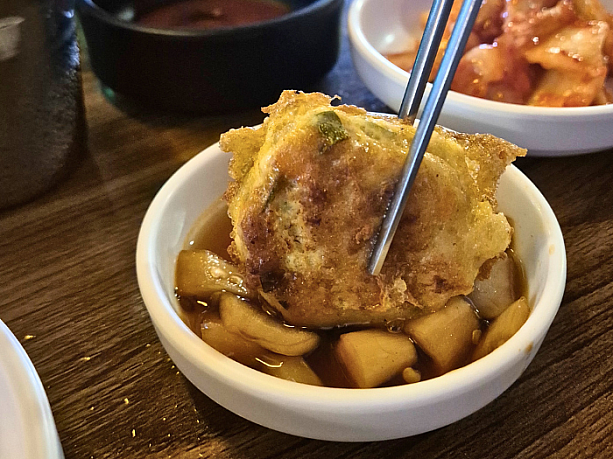肉チヂミ。専用の醤油ベースのタレにつけていただきます。