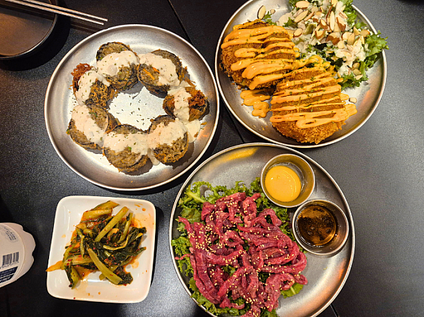 おつまみは、左から時計回りにそれぞれ「肉＆春雨海苔巻き揚げ」、「ボールカツチーズビンデトク」、「韓牛ユッケ」。