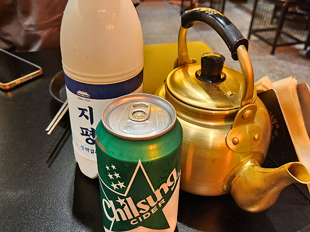 お酒は、マクサ（マッコリ＆サイダー）を選択。ヤカンにマッコリとサイダーを入れていただきます。アンジュ（おつまみ）とよくあいました。