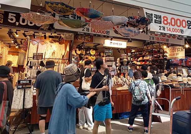 アーケードを進んでいくと、いつもと変わらずお店がずらりっ！
