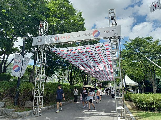 ８月１５日光復節(クァンボッチョル)は韓国独立記念日で祝日。<BR>今年は土日と重なって３連休となり、あちこちでイベントが行われました。