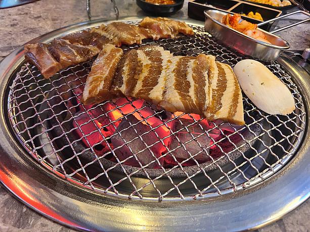炭火の上で焼きます！