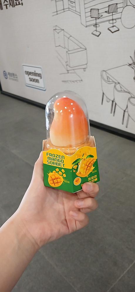 聖火みたい？量も少なくあっという間に食べられちゃいます。食感はジェラートみたい。<BR>輸入ものだからか、これ4,900ウォン。