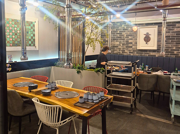 お店の壁にはお店の社長が製作したというアート作品が飾られていました。