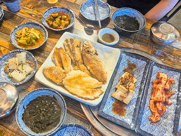 まずは「白菜キムチ」、「オイ（きゅうり）キムチ」、「ホバクッポクム（韓国かぼちゃの炒め物）」、「ノクトゥムク（緑豆の澱粉を固めたもの）」、「焼き豆腐」、「ワカメスープ」などのパンチャンと焼き魚が登場。どれもおいしそうなビジュアルです。