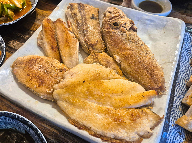 焼き魚は、三千浦（サムチョンポ）、麗水（ヨス）などの天然物を３～４種類使用しているとのこと。程よい塩加減の味付けと程よい食感の白身魚でした。こんがり焼けた色合いが食欲をそそります。