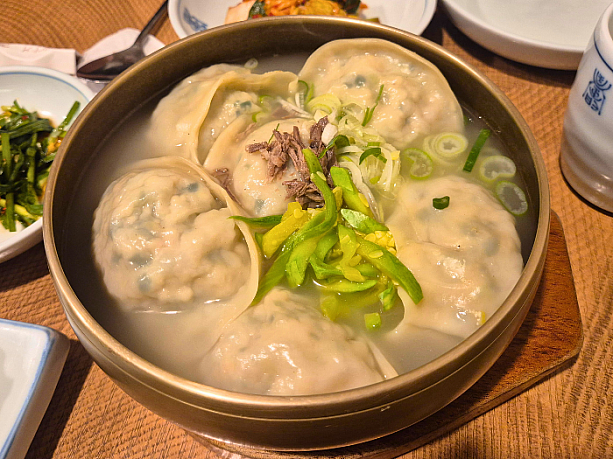 ソンマンドゥクク（手造り餃子スープ）。マンドゥは、海鮮餃子（エビ入り）、肉餃子、キムチ餃子の３種類です。