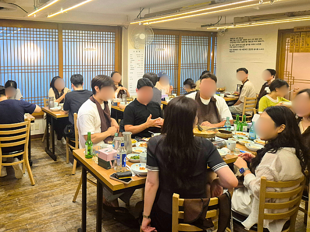 店内はお客さんでいっぱいでした。外もウェイティングがかかっている人気店でした。