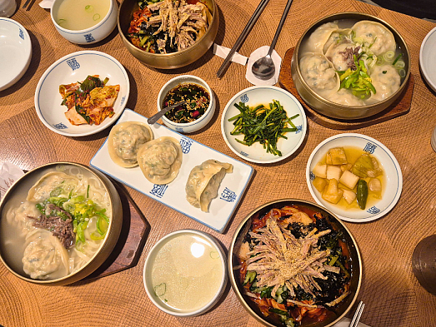 代表メニューのカルマンドゥ（麺＆餃子）、ビビンククス（ピリ辛混ぜ麺）、ソンマンドゥクク（手造り餃子スープ）を注文。