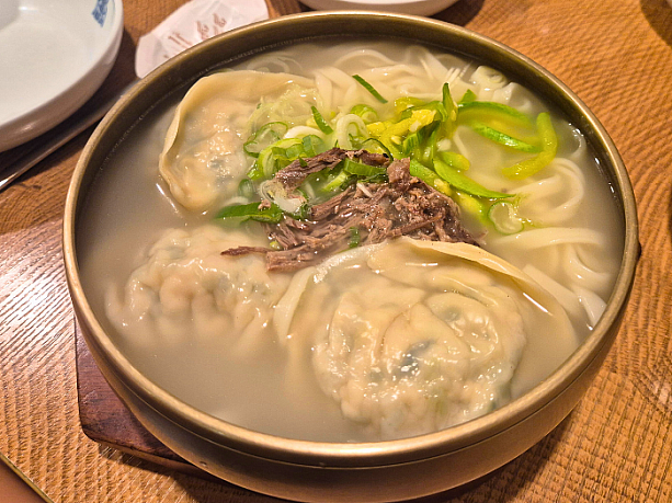 カルマンドゥ（麺＆餃子）。麺は、毎日朝仕込んだ生めん。あっさりしつつもコクのあるスープは１２時間煮込んで仕上げたとのことです。
