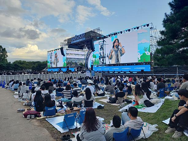 チケットは応募者のうち抽選で当選者１万人に無料で配布されるシステム。
