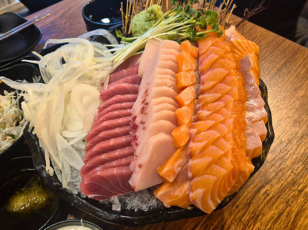 サーモンとまぐろのお刺身セット。お刺身がなくなれば、何度も追加可能です。
