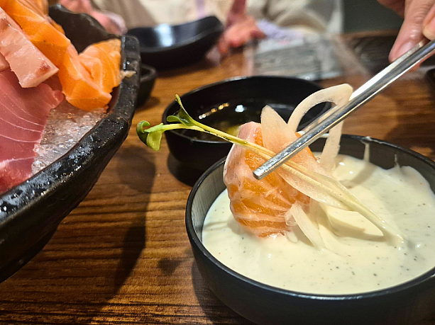 普通にわさび醤油をつけてもいいですし、ちょっと変化をつけてタルタル風のソースと玉ねぎスライス、カイワレ大根と一緒に食べることもできます。