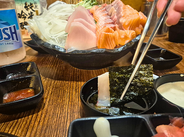 マグロは、韓国風に海苔に巻いて塩ゴマ油をつけていただきます。