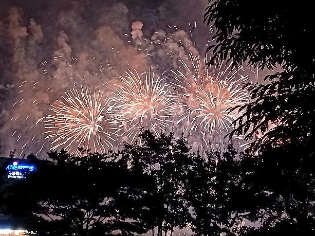ニュースによると、この日は約100万人ほどの観覧客が集まったとか！<br><br>汝矣島漢江公園の川べりにスタバがあるのですが、花火の時間帯は予約制になっていたので入れず。来年はスタバで見るのも良いかも、ですネ＾＾