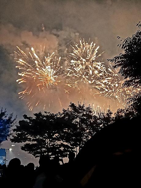 今年は音楽も人気のネットフリックスアニメーション「KPOPガールズ! デーモン・ハンターズ」の挿入歌「ゴールデン」や<br>人気の歌謡曲など多様な曲で構成され、花火と一緒に楽しめました。
