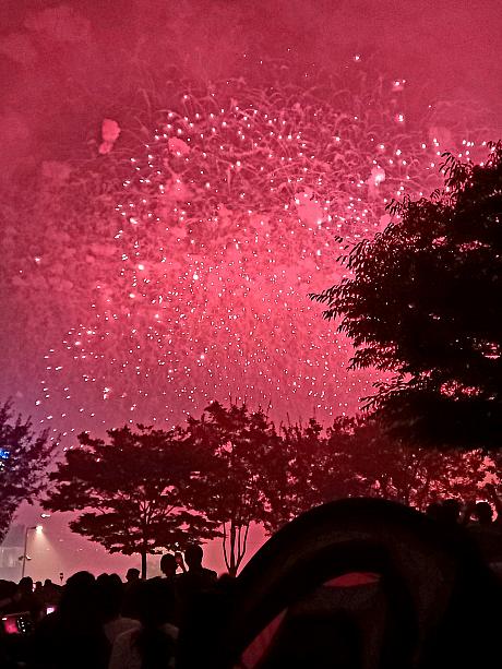 花火は午後7時20分から70分間、イタリア、カナダのチームの後、トリは韓国チーム。
