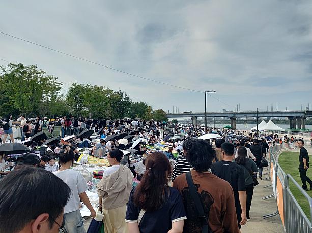 場所取りのために朝早くから来ている人もいたようですが、ナビたちは１２時すぎに到着。<br>午後３~4時を過ぎると、あちこち人がいっぱいで通行規制も。\nトイレも長蛇の列でした。\n