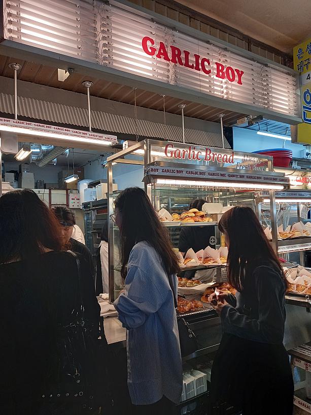 ガーリックパンのお店も行列~。