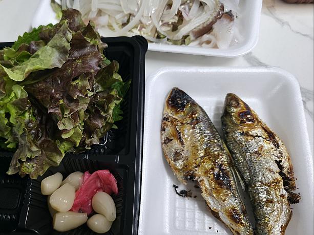 近所の刺身屋で刺身を買って来て、うちで食べようとしたら、サービスでチョノの塩焼きをくれました～＾＾