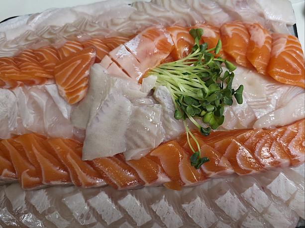 韓国では一番ポピュラーなヒラメの刺身とサーモンの盛り合わせ。
