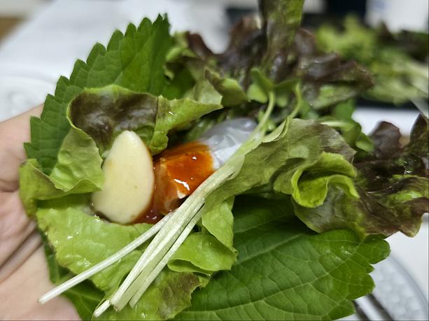 サンチュとゴマの葉に刺身と、好みでニンニクとカイワレや味噌なども一緒に包んであ～んとパクリッ！美味しくいただきました～♡