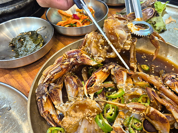 カンジャンケジャンをハサミでカットしていただきます。