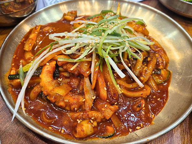 ナクチポックム（テナガダコ炒め）。辛すぎない味付けでご飯がすすみました～。