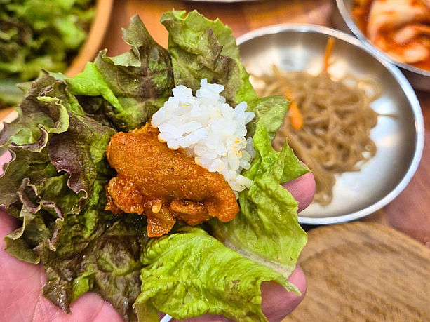 チェユクポックム（豚肉炒め）は、ご飯と一緒にサンチュに包んでいただきます。
