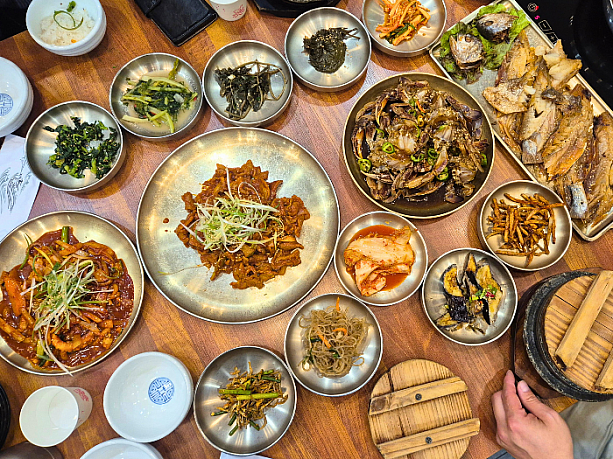 熱々の石釜ごはん（トルソッパプ）とカンジャンケジャン、ナクチポックム（テナガダコ炒め）、チェユクポックム（豚肉炒め）、ポリクルビ（麦熟成の干しイシモチ）、その他季節の旬に合わせた様々なパンチャン（おかず）達。