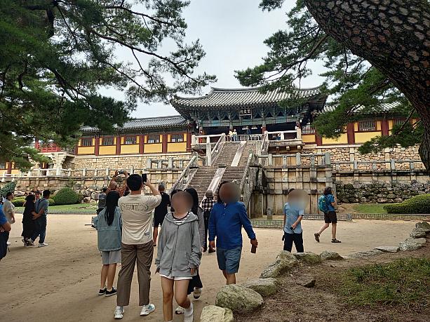 まずはバスで仏国寺へ、さらにバスで移動して石窟庵を見学~
