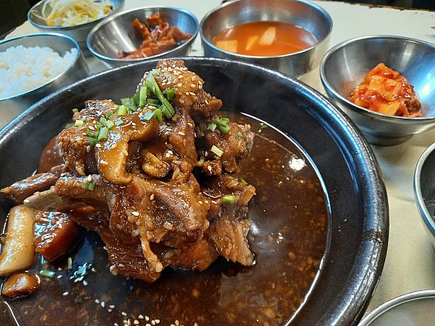 お目当てのお店はウェイティングもNG！ということで別のお店でカルビチムとユッケビビンバ♪