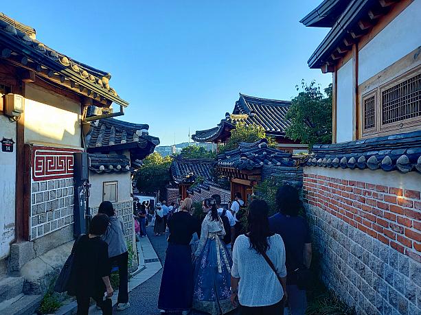 ナビは久しぶりにソウル中心部の韓屋村、北村へ♪伝統家屋の向こうに南山タワーも見えます＾＾