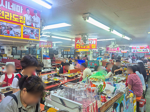 レトロな雰囲気の店内。１つのフロアにいろいろなスンデ屋さんが壁なしで並んでいます。