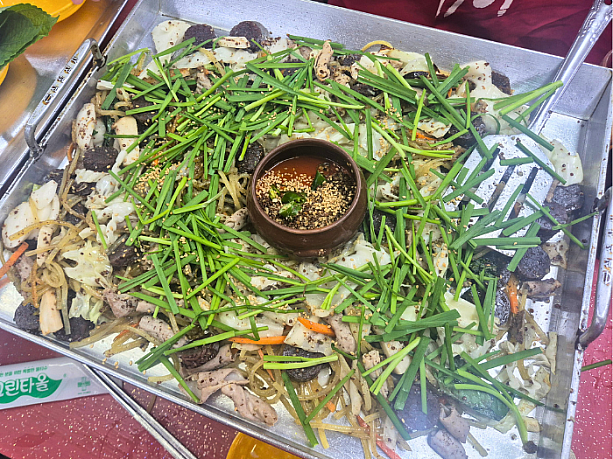 代表メニューの「元祖(ウォンジョ)ペクスンデ (白スンデ炒め)」を注文。豚肉の腸詰スンデとホルモン、たっぷりの春雨や野菜をアツアツの鉄板で香ばしく炒めていただきます。