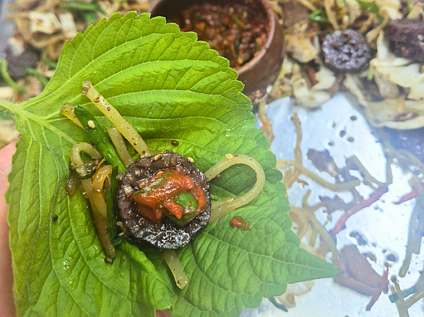 エゴマの葉に包んでいただきます。