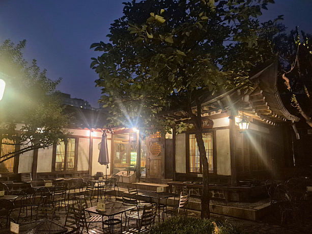 夜は灯りが柔らかく灯り、雨上がりの石畳に反射する光がとても幻想的でした。