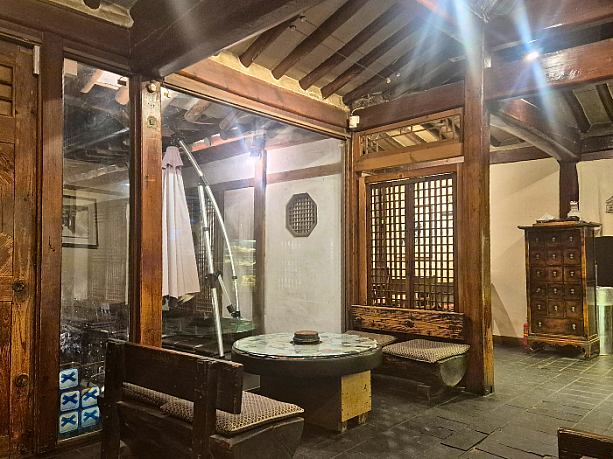 木の香りが漂いそうな落ち着いた雰囲気の店内。「昔の韓国」にタイムスリップしたような癒しの時間を満喫できそうです。