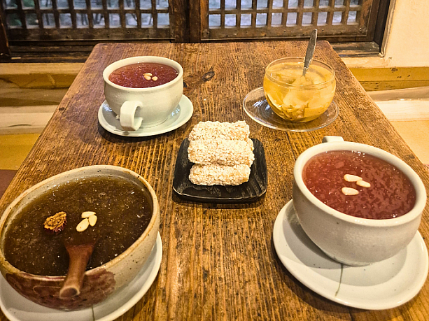 オミジャチャ（五味子茶）や、モグァチャ（カリン茶）、スジョングァ（干し柿、シナモン、ショウガなどをブレンドしたお茶）、ユグァ（餅粉の生地を油で揚げたもの）を注文。