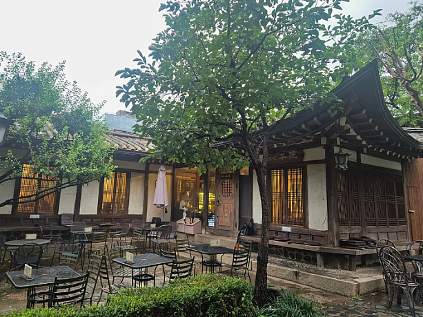 路地裏に佇むお店は、韓国の伝統をそのまま感じられる韓屋（ハノク）造りの伝統茶屋です。（昔の家屋を大幅にリノベーションしています。）