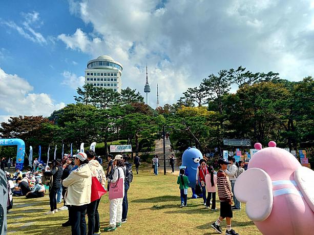 今日は何かイベントをやっているよう。